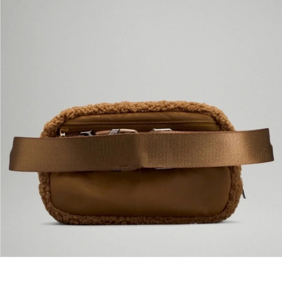 Lululemon Athletica Everywhere belt bag 1L Brunt Caramel FLEECE, Discontinued - Picture 4 of 16